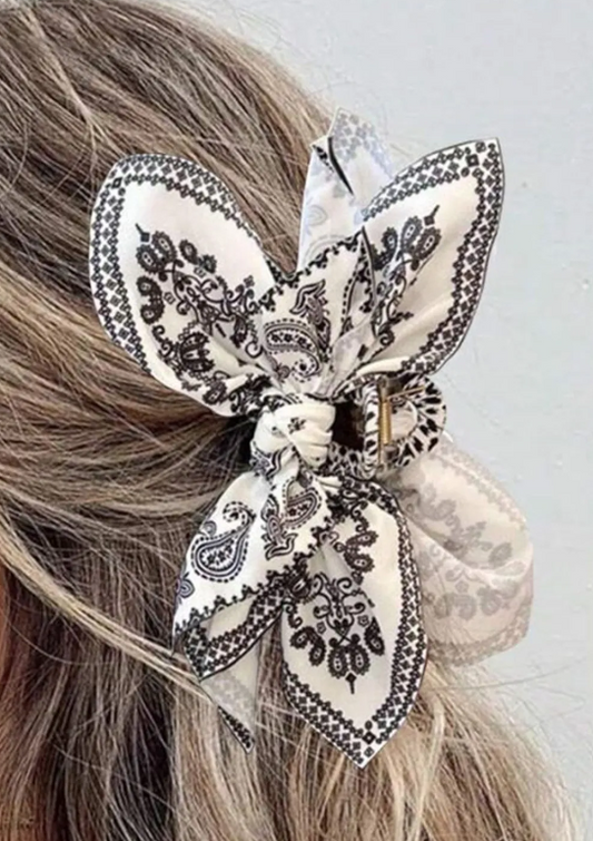 Noir Floral Knot Clip